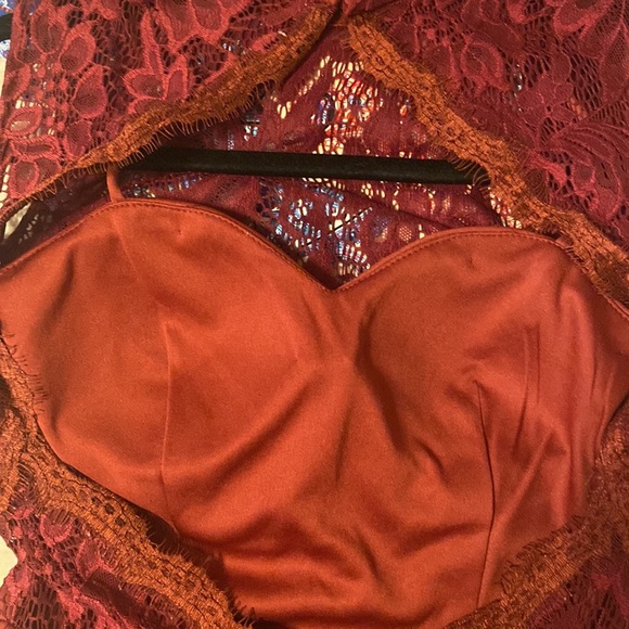 Red lace gown size 2 - Picture 9 of 10